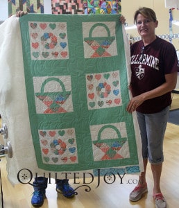 Monica used the A Little Bit This paper pantograph for her whole cloth panel. - QuiltedJoy.com