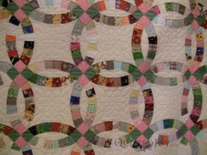 Double Wedding Ring quilt with custom quilting by Angela Huffman